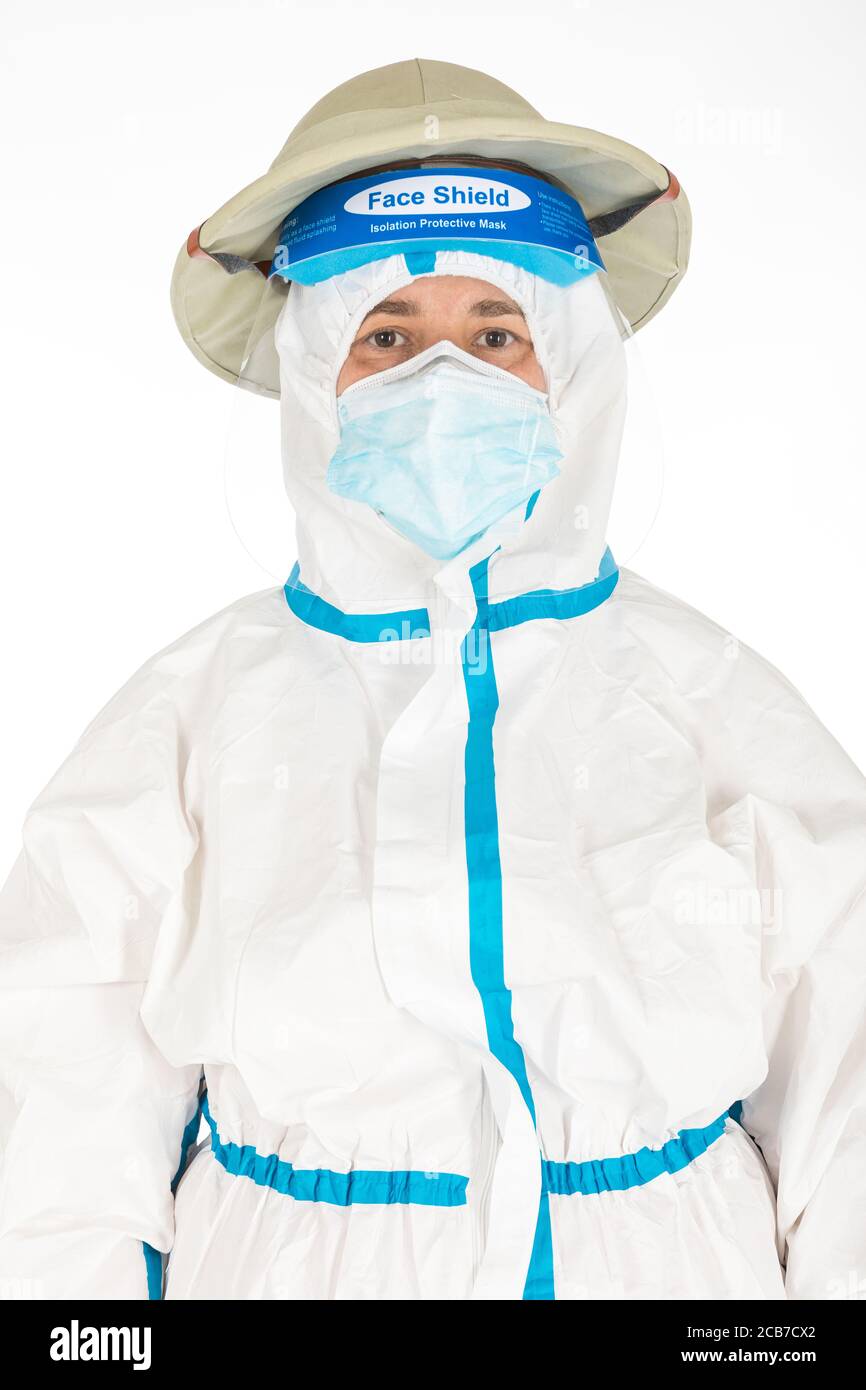Donna dottore che indossa PPE per combattere il coronavirus, indossando un cappello  da esploratore di epoca coloniale, su uno sfondo bianco. Guerriero.  Concetto di medicina COVID Foto stock - Alamy