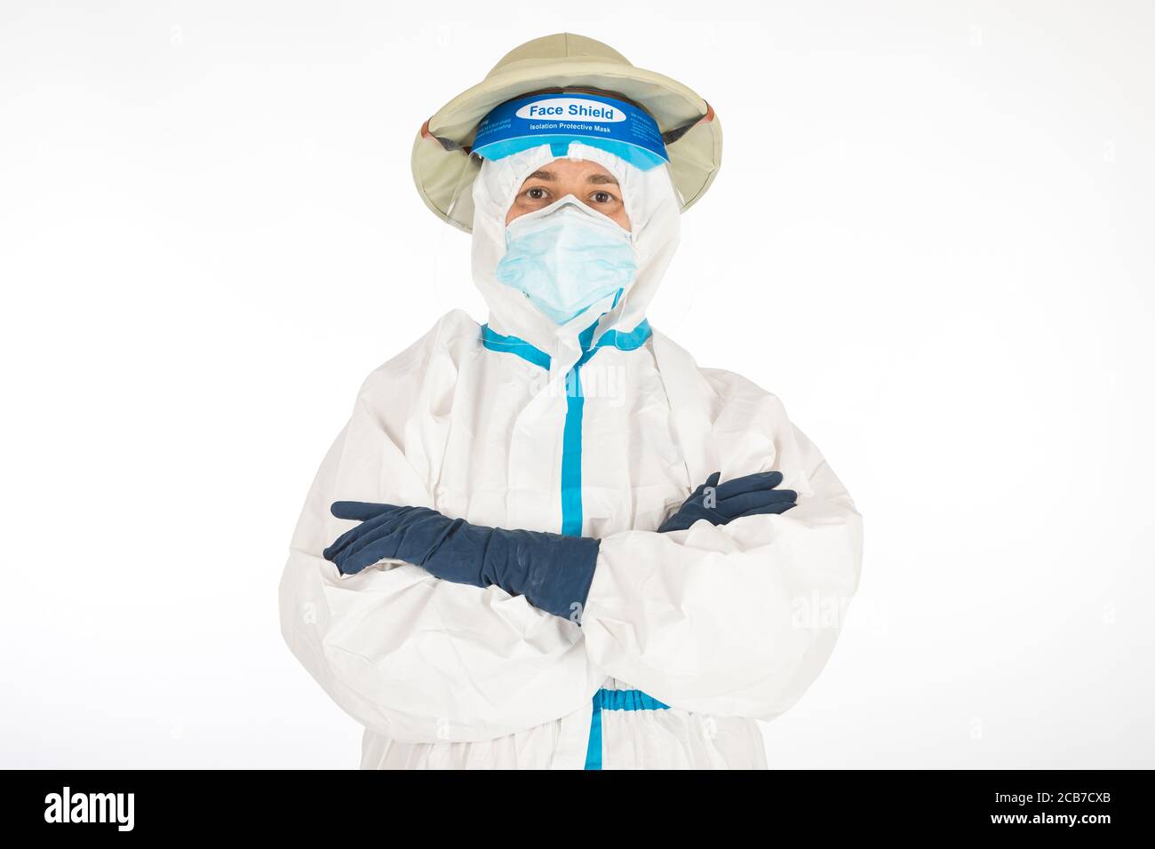 Donna dottore che indossa PPE per combattere il coronavirus, indossando un cappello  da esploratore di epoca coloniale, su uno sfondo bianco. Guerriero.  Concetto di medicina COVID Foto stock - Alamy