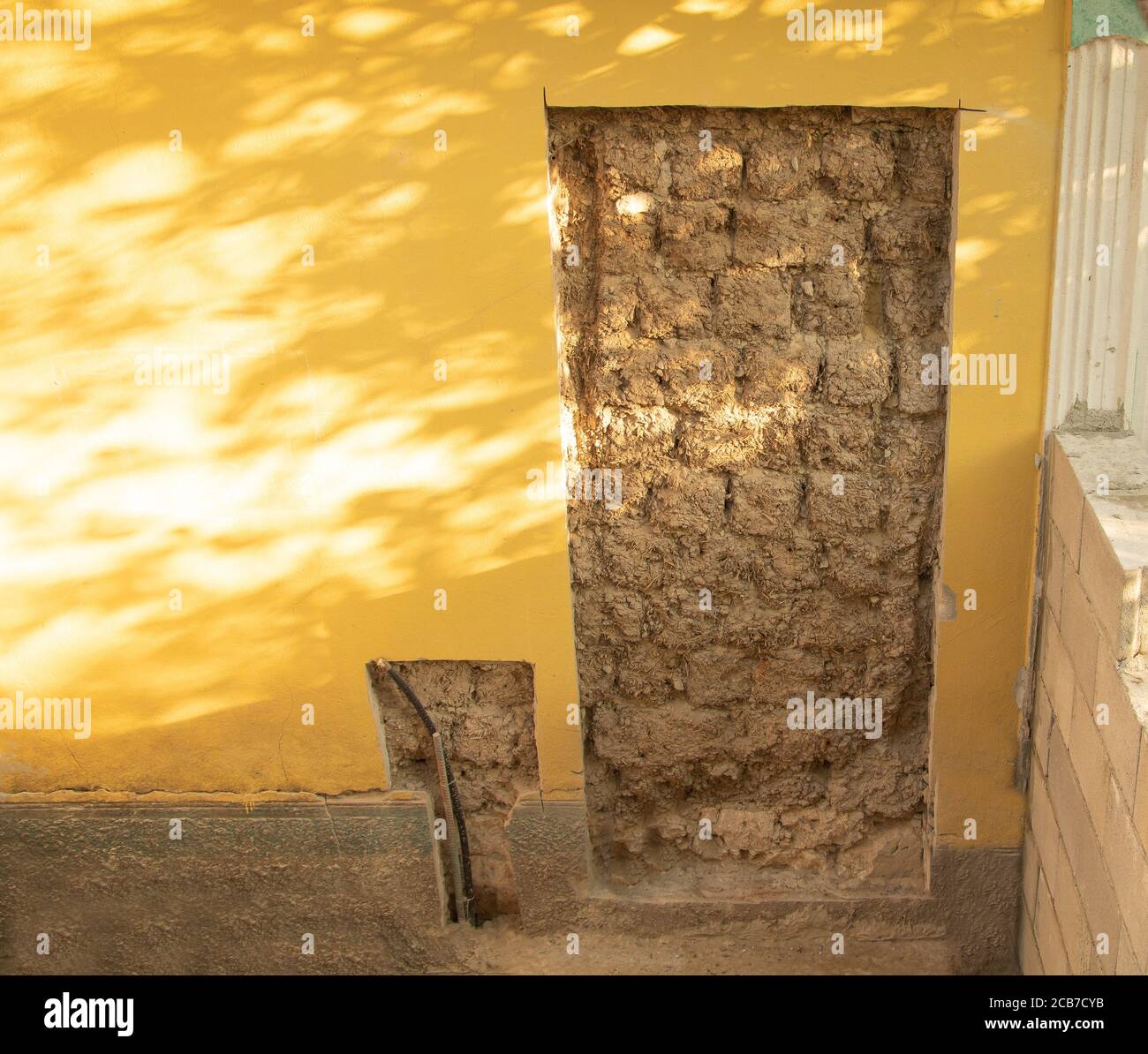 Progetto di costruzione. Il segno di una nuova porta futura in questo muro Foto Stock