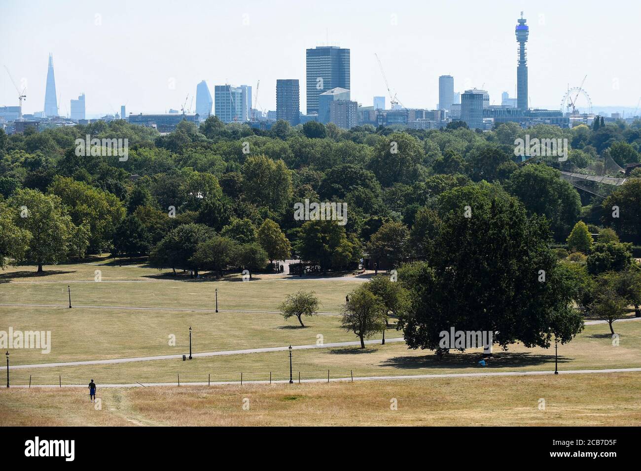 Londra, Regno Unito. 11 agosto 2020. UK Weather: Parvas Chow, uno studente di 19 anni, pratica sprints collina su Primrose Hill a temperature di 34C. La previsione è che l'onda di calore continui prima che le tempeste arrivino verso la fine della settimana. Credit: Stephen Chung / Alamy Live News Foto Stock