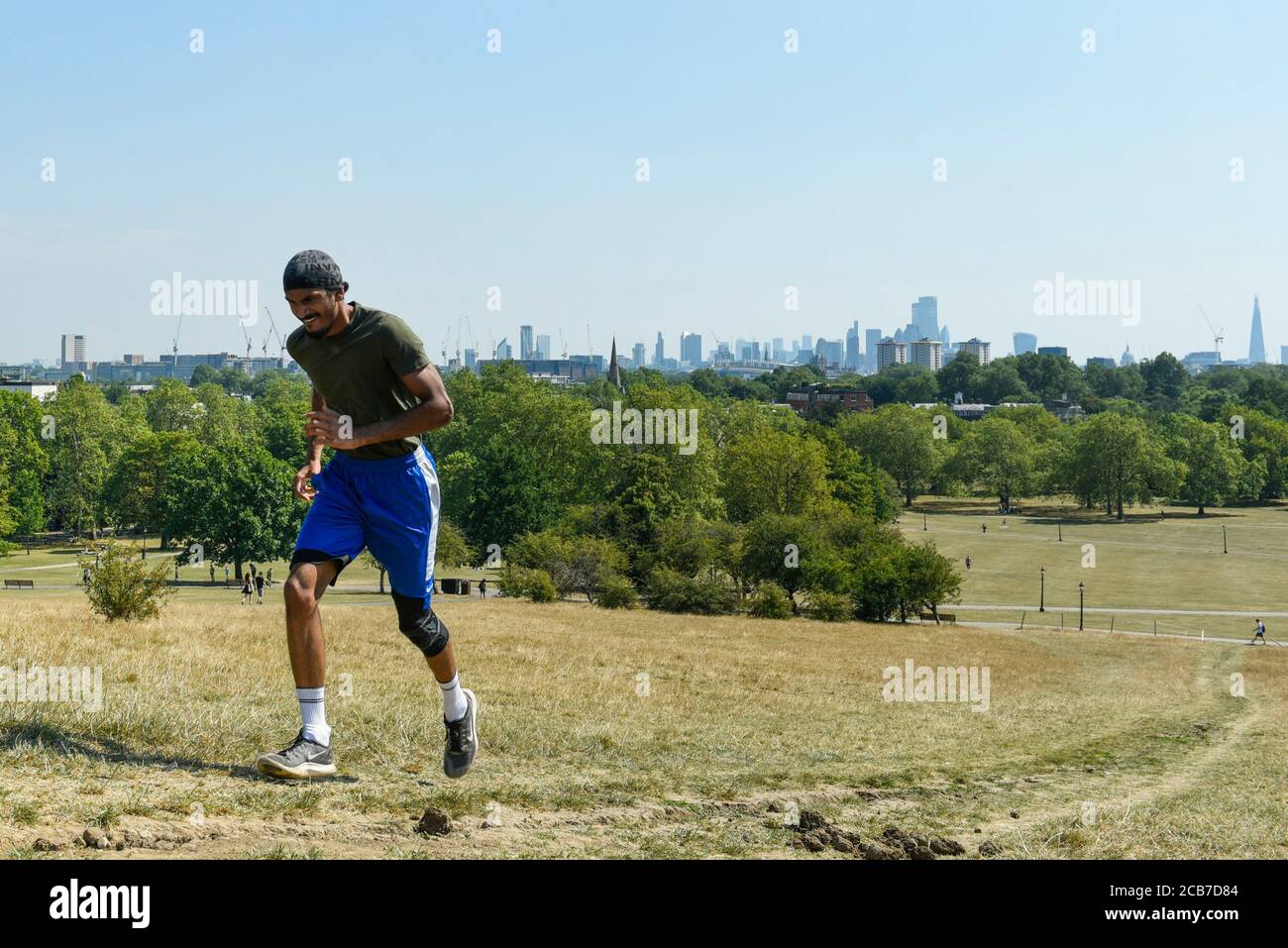 Londra, Regno Unito. 11 agosto 2020. UK Weather: Parvas Chow, uno studente di 19 anni, pratica sprints collina su Primrose Hill a temperature di 34C. La previsione è che l'onda di calore continui prima che le tempeste arrivino verso la fine della settimana. Credit: Stephen Chung / Alamy Live News Foto Stock