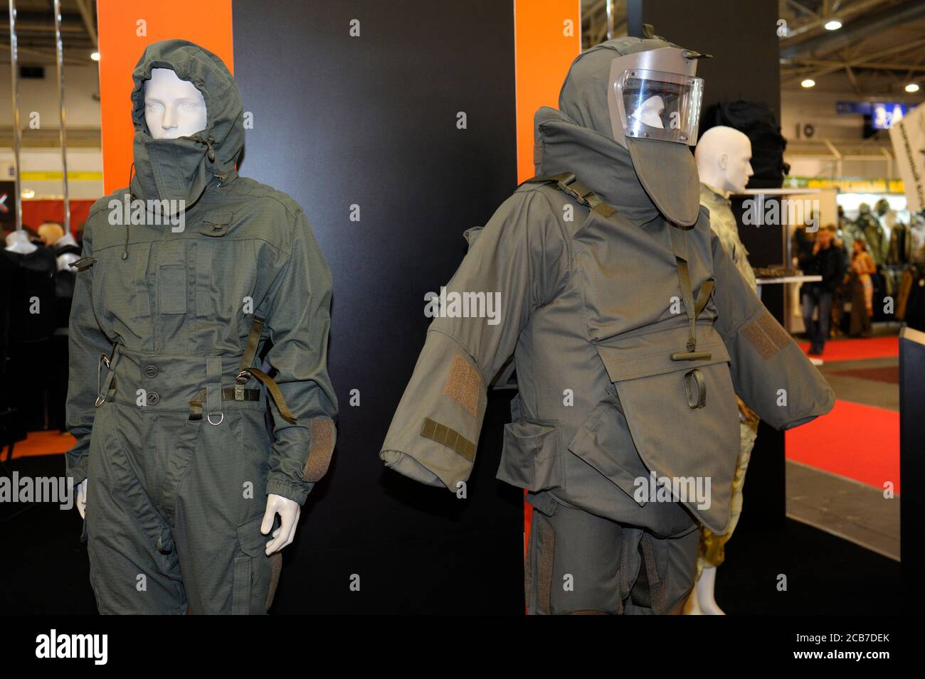 Indumenti di protezione per lo smaltimento delle bombe e tute per autocisterne, militari Foto Stock