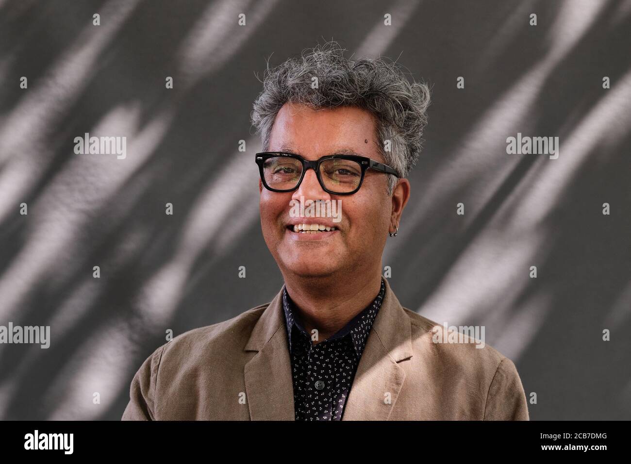 Lo scrittore e giornalista indiano Amitava Kumar assiste ad una fotocellula durante L'annuale Edinburgh International Book Festival 2018 Foto Stock