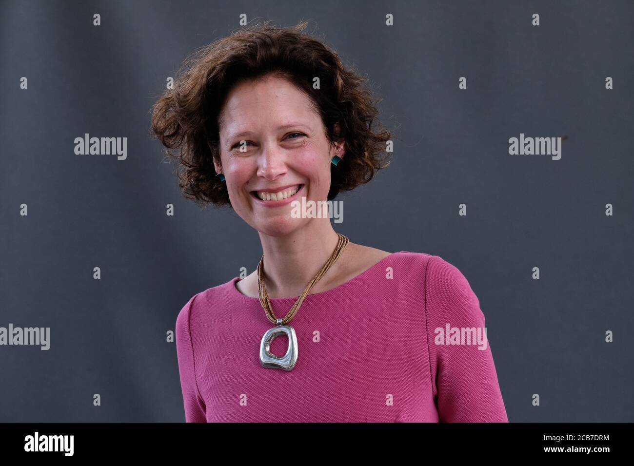 Curatore senior presso le Gallerie nazionali di Scozia Alice Strang Partecipa a una fotocellula durante l'Edinburgh International Book Festival 2018 Foto Stock