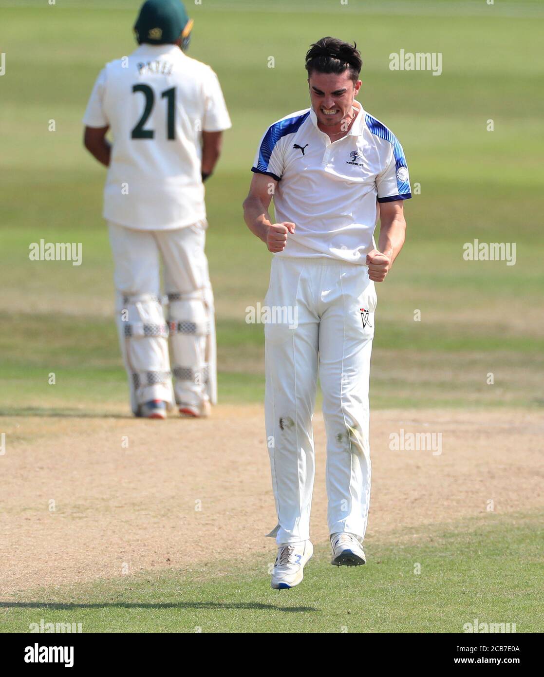 Jordan Thompson dello Yorkshire celebra la partecipazione al wicket di Matthew carter del Nottinghamshire durante il quarto giorno della partita del Bob Willis Trophy a Trent Bridge, Nottingham. Foto Stock