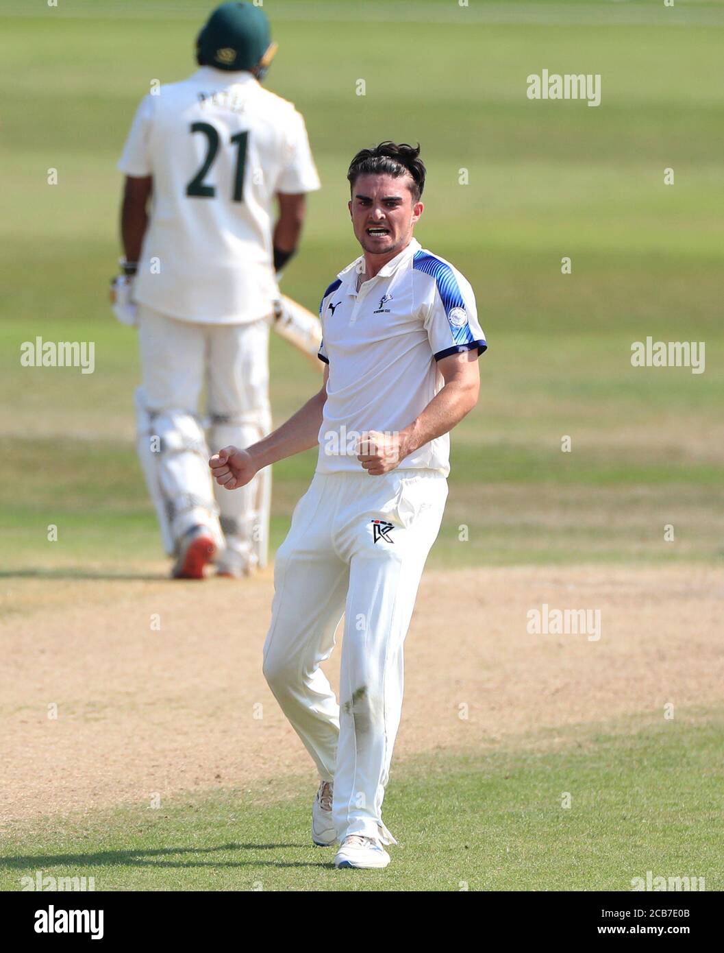 Jordan Thompson dello Yorkshire celebra la partecipazione al wicket di Matthew carter del Nottinghamshire durante il quarto giorno della partita del Bob Willis Trophy a Trent Bridge, Nottingham. Foto Stock
