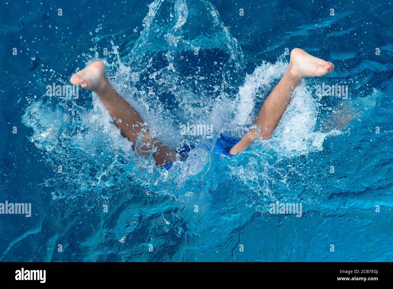 Monaco, Germania. 11 Agosto 2020. Un ragazzo salta in acqua da una torre di immersione nel Michaelibad. Credit: Sven Hoppe/dpa/Alamy Live News Foto Stock