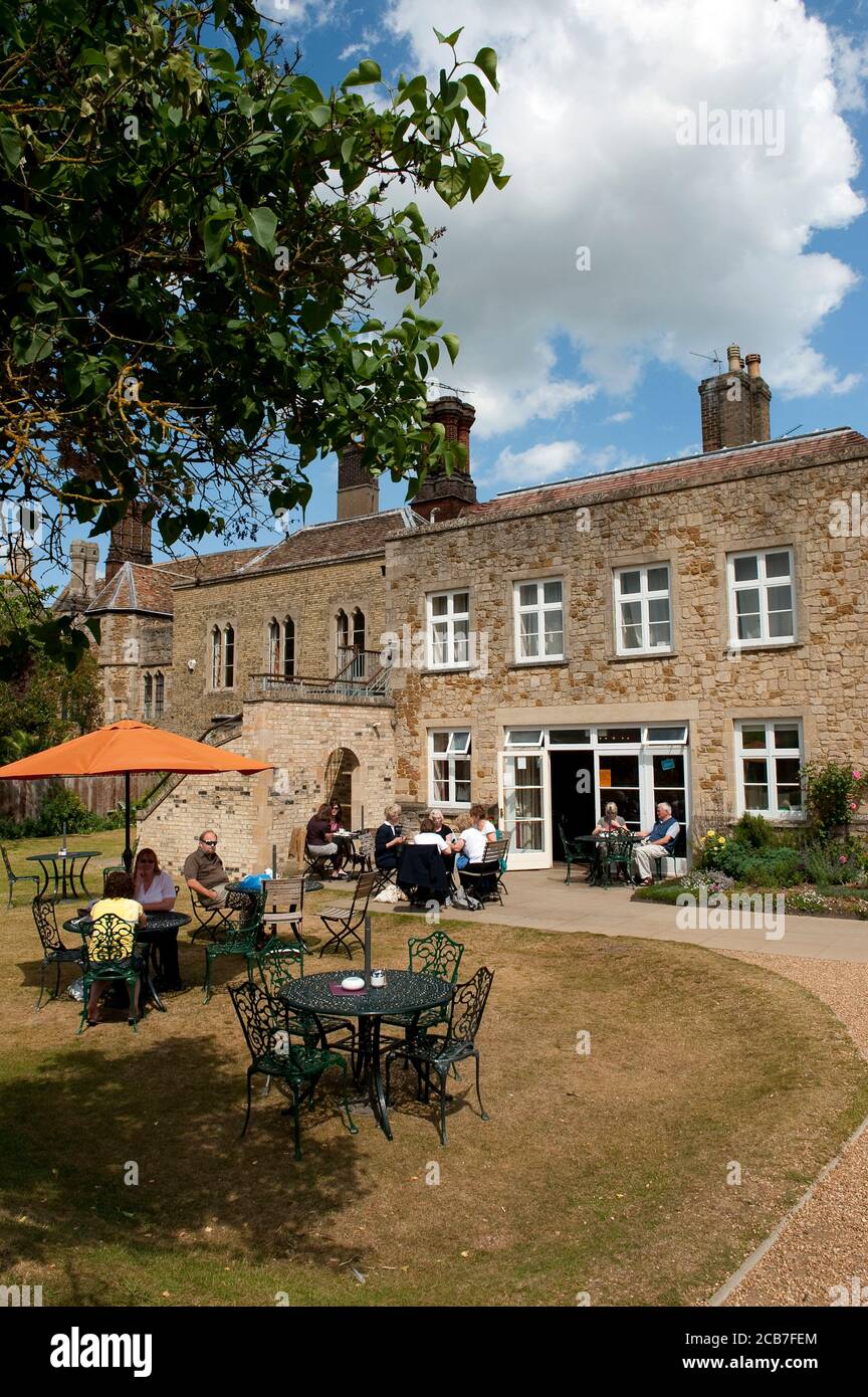 I visitatori potranno gustare un rinfresco all'esterno dell'Almonry Restaurant, nei terreni della cattedrale di Ely, Ely, Cambridgeshire, Inghilterra. Foto Stock