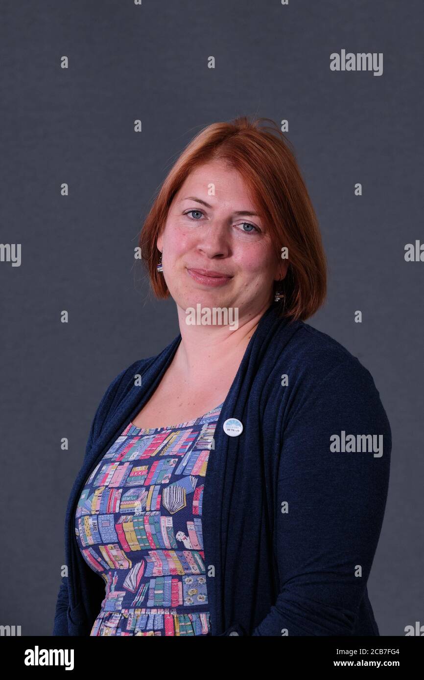 La storica e giornalista Miranda Kaufmann frequenta una fotocellula durante il Festival Internazionale del Libro di Edimburgo 2018 Foto Stock