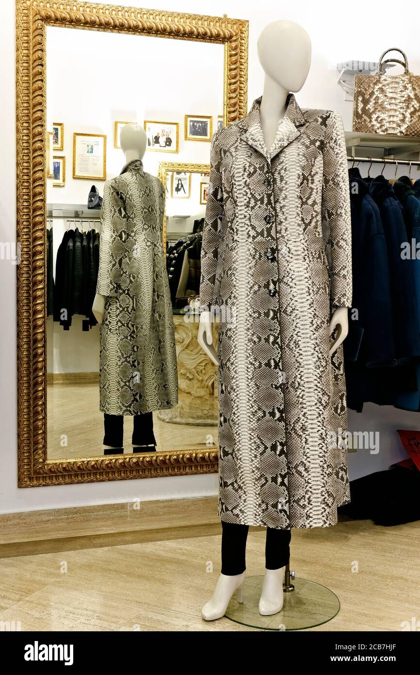 Elegante cappotto di moda in pitone bianco fatto a mano su un manichino in un negozio di lusso. Shopping a Roma, Italia, Europa Foto Stock