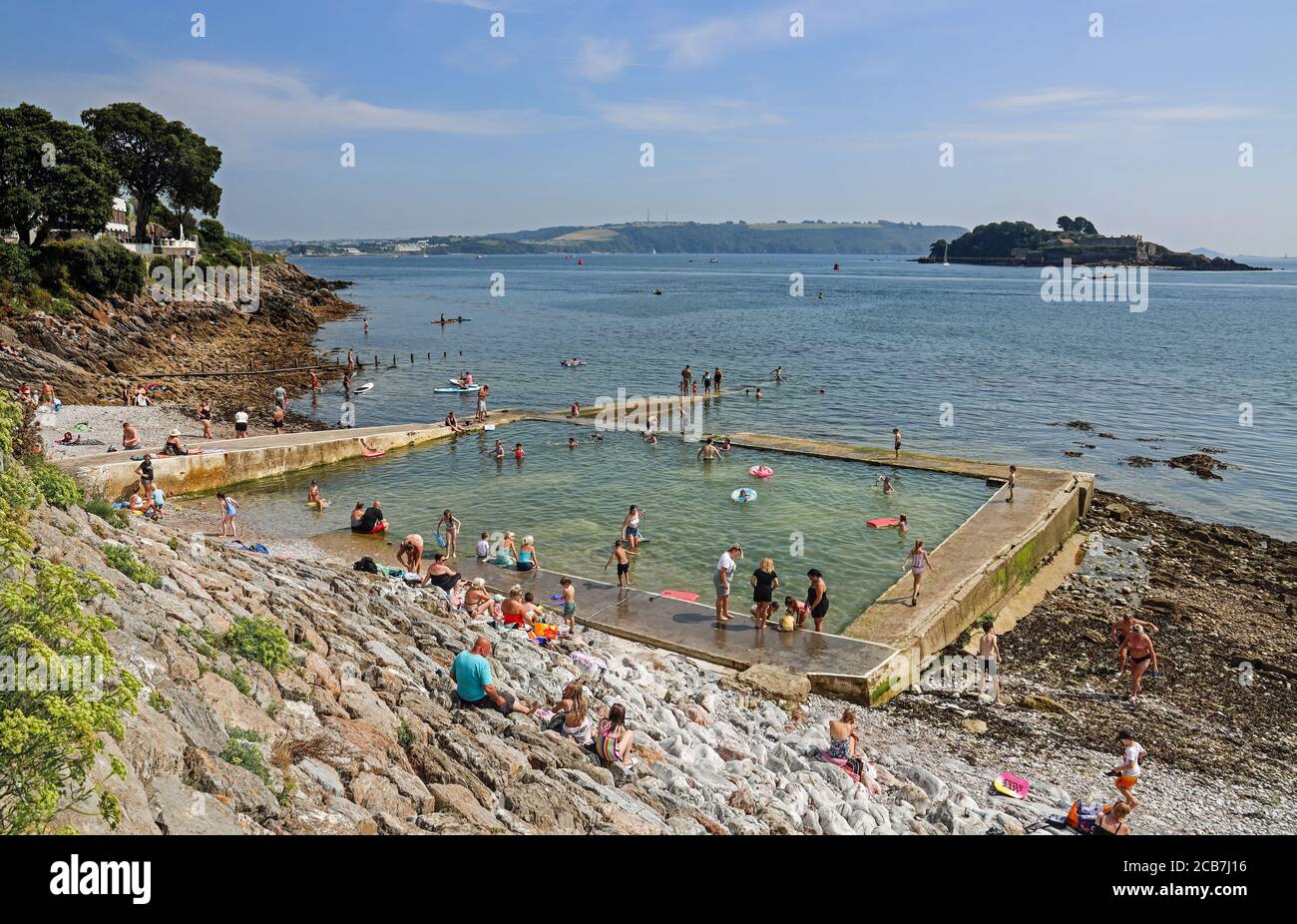 I bagnanti potranno approfittare della piscina all'aperto con acqua di mare presso il Devil's Point AKA Western Kings durante una calda giornata estiva sul lungomare di Stonehouse, Plymouth. Un'acqua di mare Foto Stock