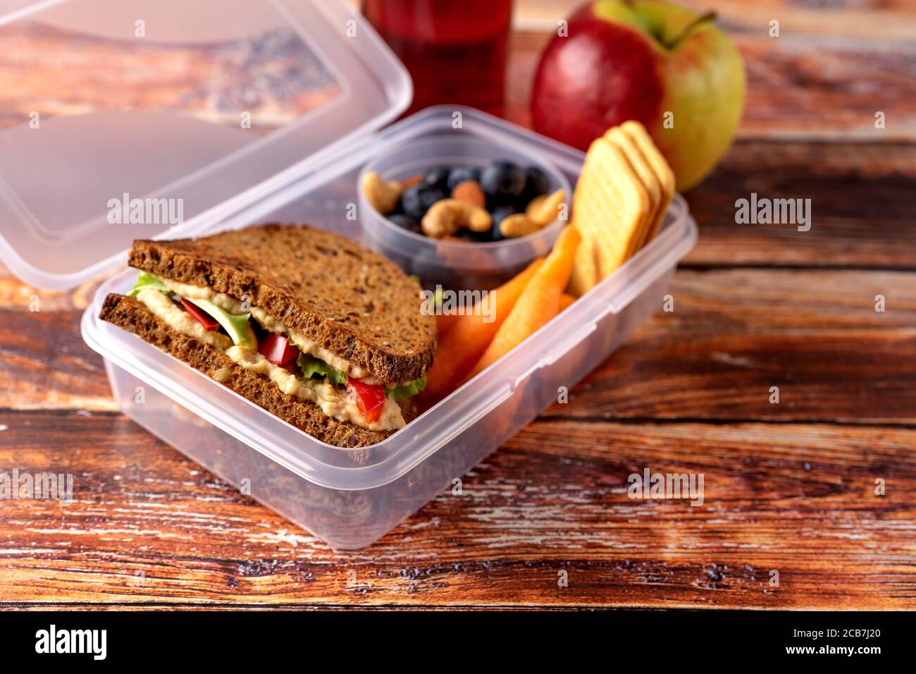 Primo piano del pranzo a scuola con panino vegano, noci e frutti di bosco Foto Stock