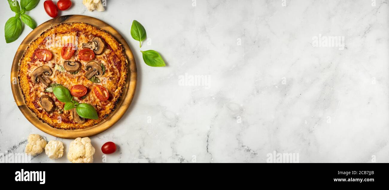 Deliziosa e sana pizza cauliflower catturata dall'alto Foto Stock