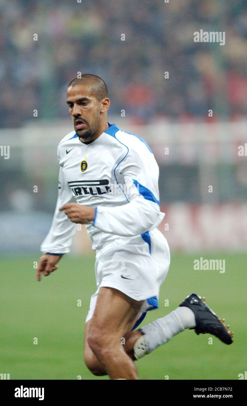 Milano Italia 06 aprile 2005, Stadio 'G.MEAZZA SAN SIRO', campionato di calcio Seria A 2004/2005, AC Milan - FC Inter : Juan Sebastian Veron in azione durante la partita Foto Stock