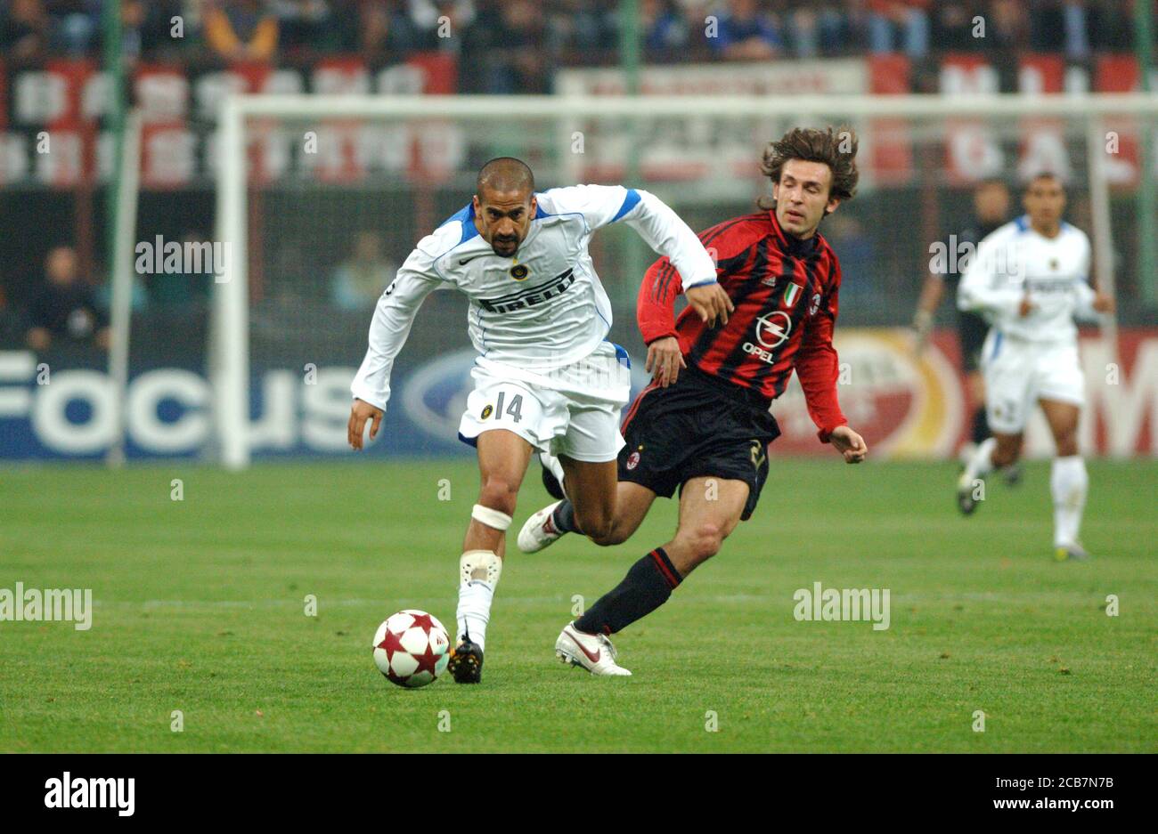 Milano Italia 06 aprile 2005, Stadio 'G.MEAZZA SAN SIRO', campionato di calcio Seria A 2004/2005, AC Milan - FC Inter : Juan Sebastian Veron e Andrea Pirlo in azione durante la partita Foto Stock