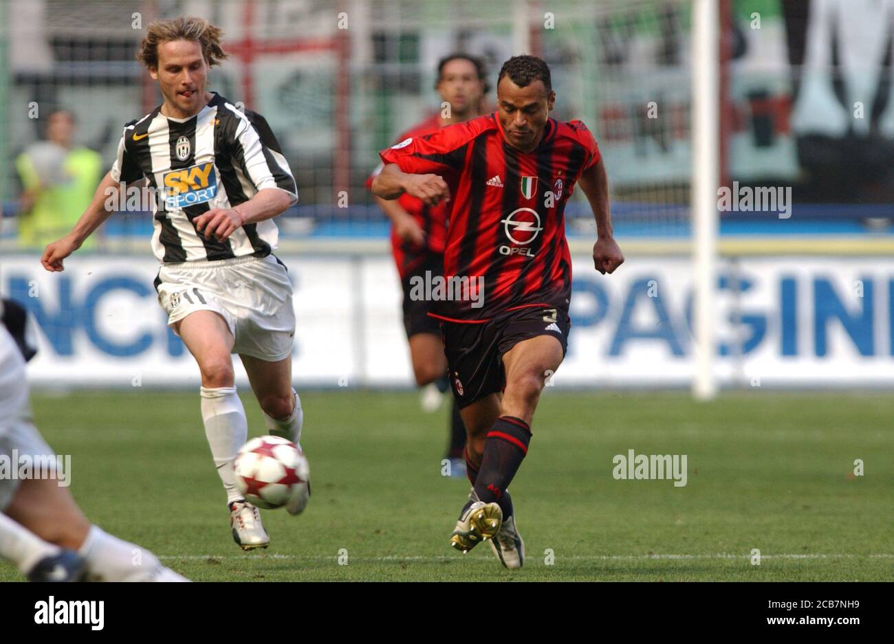 Milano Italia, 08 maggio 2005, Stadio 'G.MEAZZA SAN SIRO', Campionato Serious Football A 2004/2005, AC Milan - FC Juventus: Pavel Nedved e Cafu in azione durante la partita Foto Stock