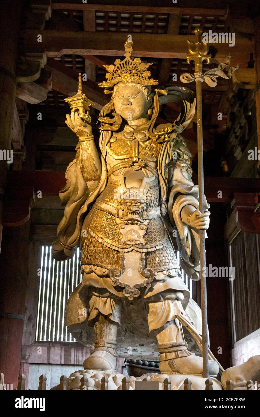 Nara, Giappone - 13 Giugno 2016: Tamonten Bishamonten, Guardiano del Nord, uno degli Shitenno o Guardiani delle quattro direzioni, un antico sc di legno Foto Stock