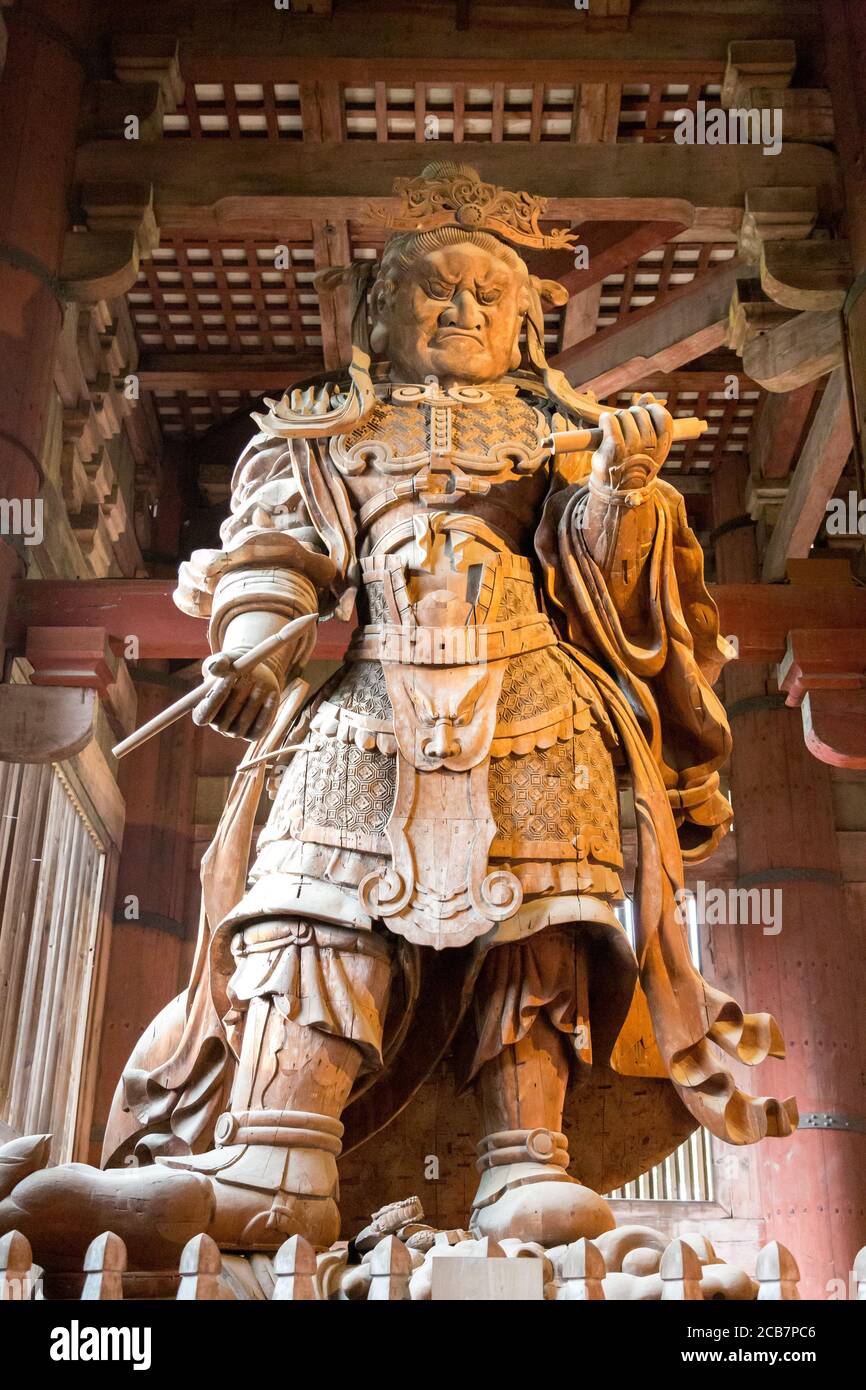 Nara, Giappone - 13 giugno 2016: Komokuten, uno dei due guardiani delle quattro direzioni, un'antica scultura in legno al Tempio Todaiji, Nara, J. Foto Stock