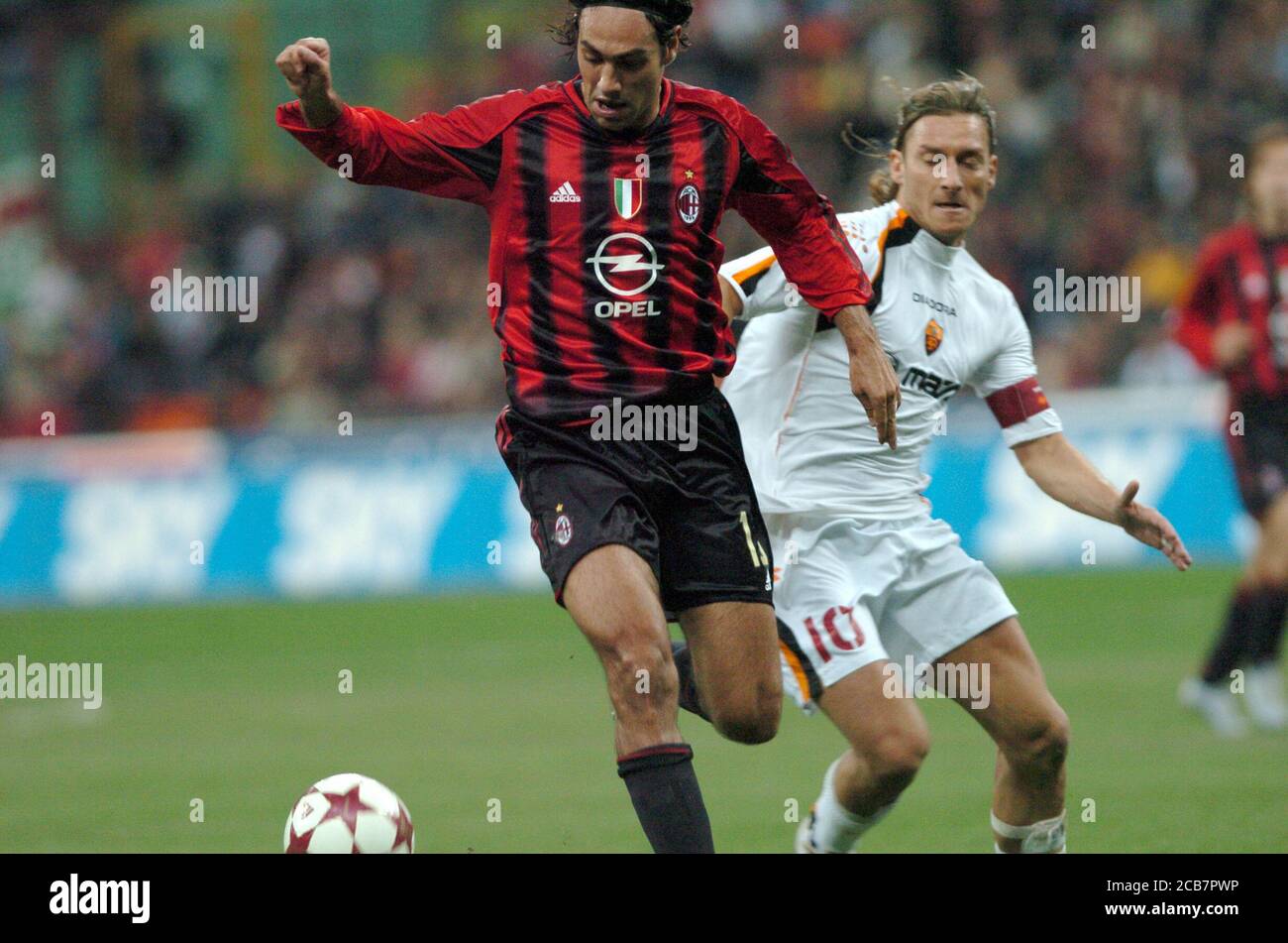 Milano Italia 07 novembre 2004, Stadio 'G.MEAZZA SAN SIRO', campionato di calcio Seria A 2004/2005, AC Milano - COME Roma : Alessandro Nesta e Francesco Totti in azione durante la partita Foto Stock