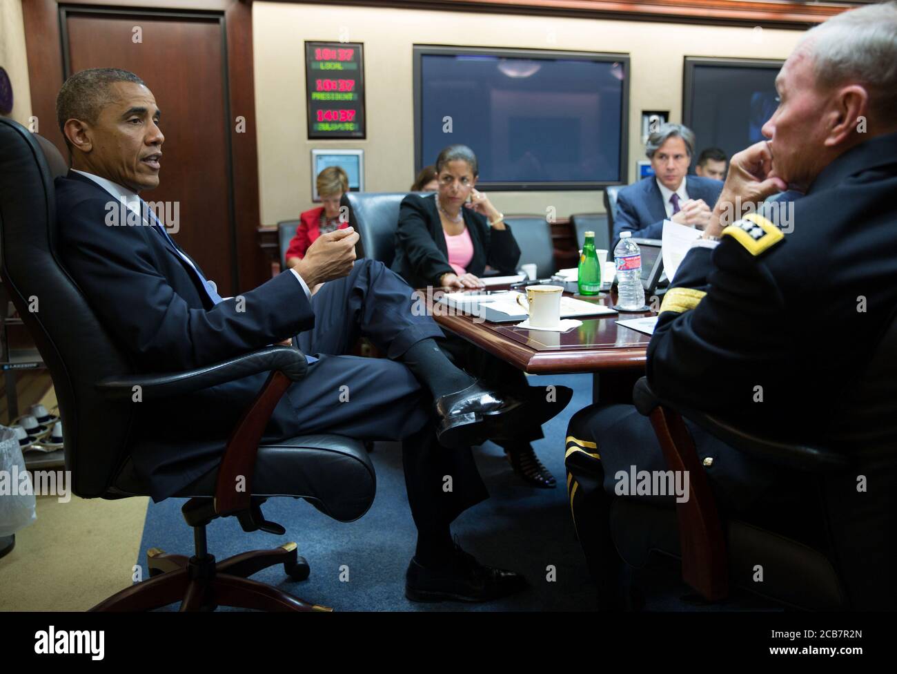 Il presidente Barack Obama incontra i suoi consulenti nazionali per la sicurezza nella Sala della situazione della Casa Bianca 7 agosto 2014 Foto Stock
