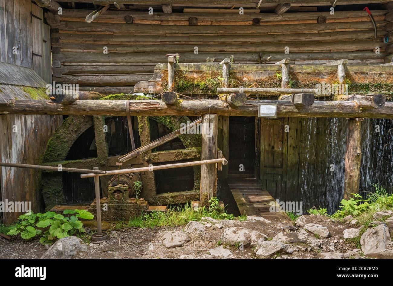 Ruota d'acqua e fumi allo storico mulino ad acqua Oblazy sul fiume Kvacianka, Valle di Kvacany (Kvačianska dolina), zona di Liptov, Regione di Zilina, Slovacchia Foto Stock