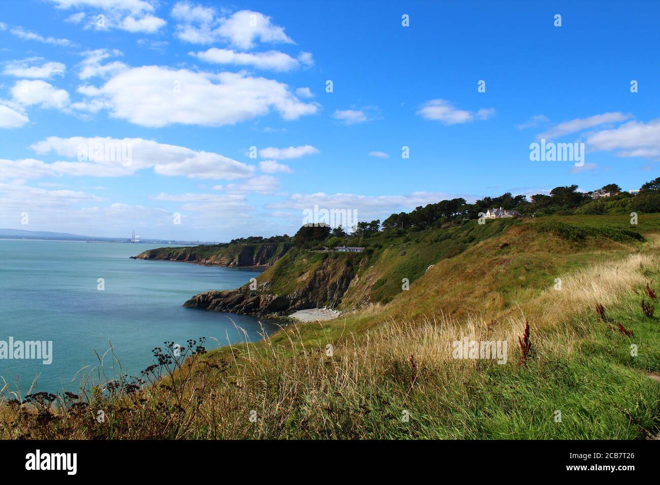 Splendida vista sulle scogliere e sull'oceano atlantico a Howth, County Fingal, Irlanda Foto Stock