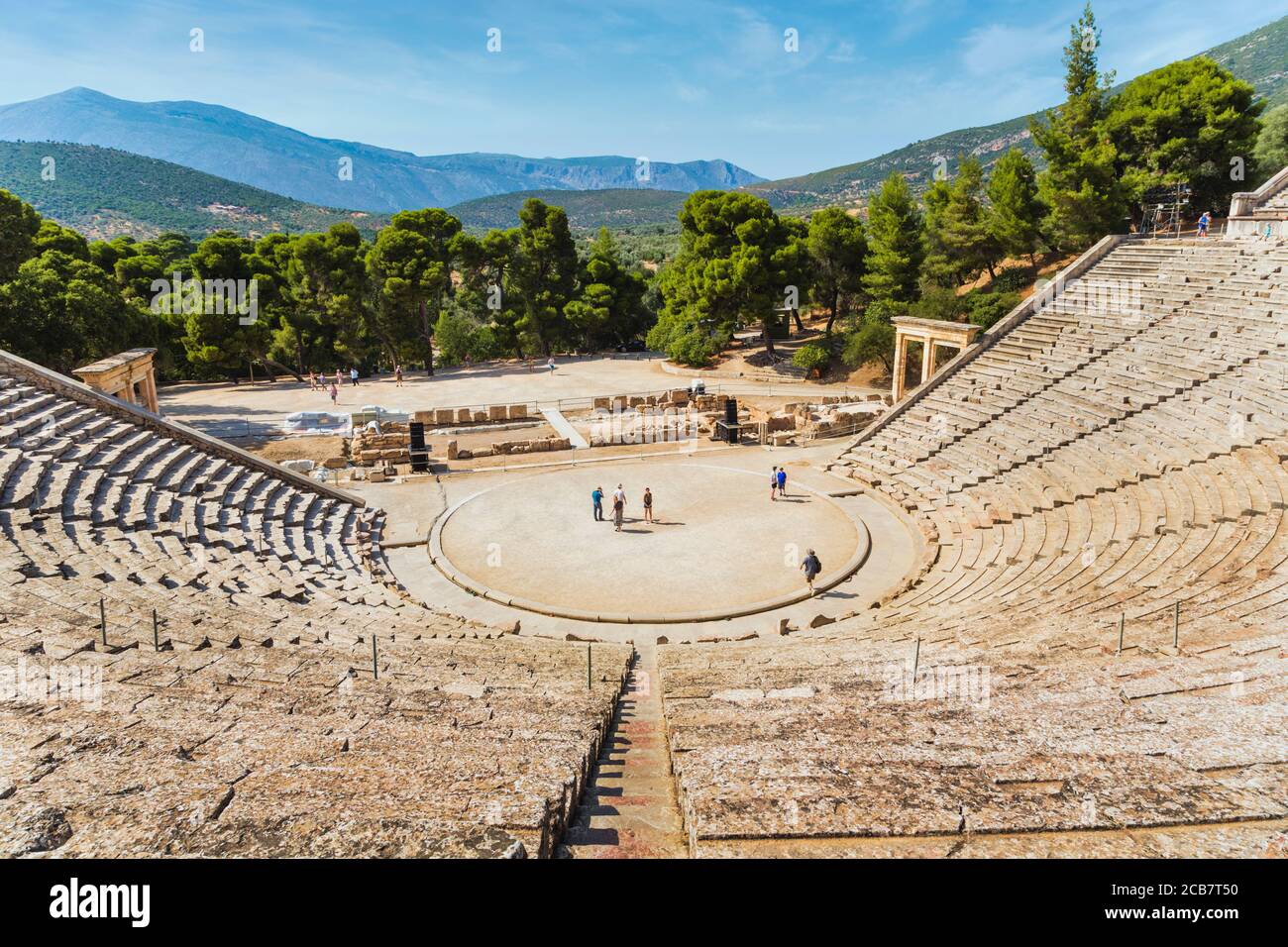 Epidauro, Argolis, Peloponneso, Grecia. Il 4th secolo AC, teatro da 4.000 posti, progettato da Polykleitos il giovane. Le 34 file originali erano ex Foto Stock