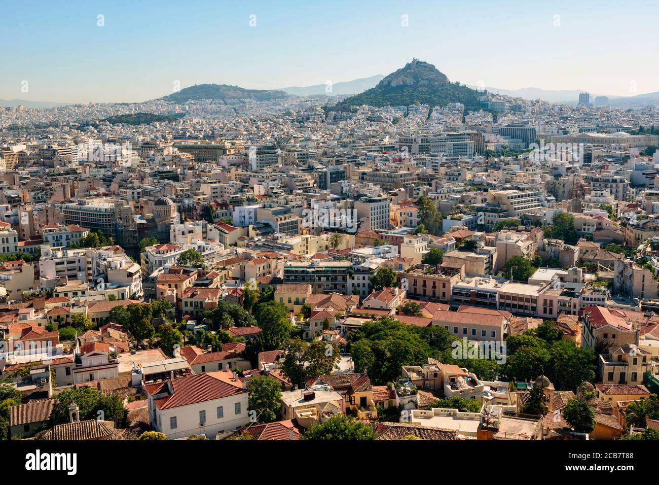 Atene, Attica, Grecia. Vista su Atene dall'Acropoli al Monte Licabetto (Lycabettos o Lykabettos o Lykavittos) alto 277 metri Foto Stock