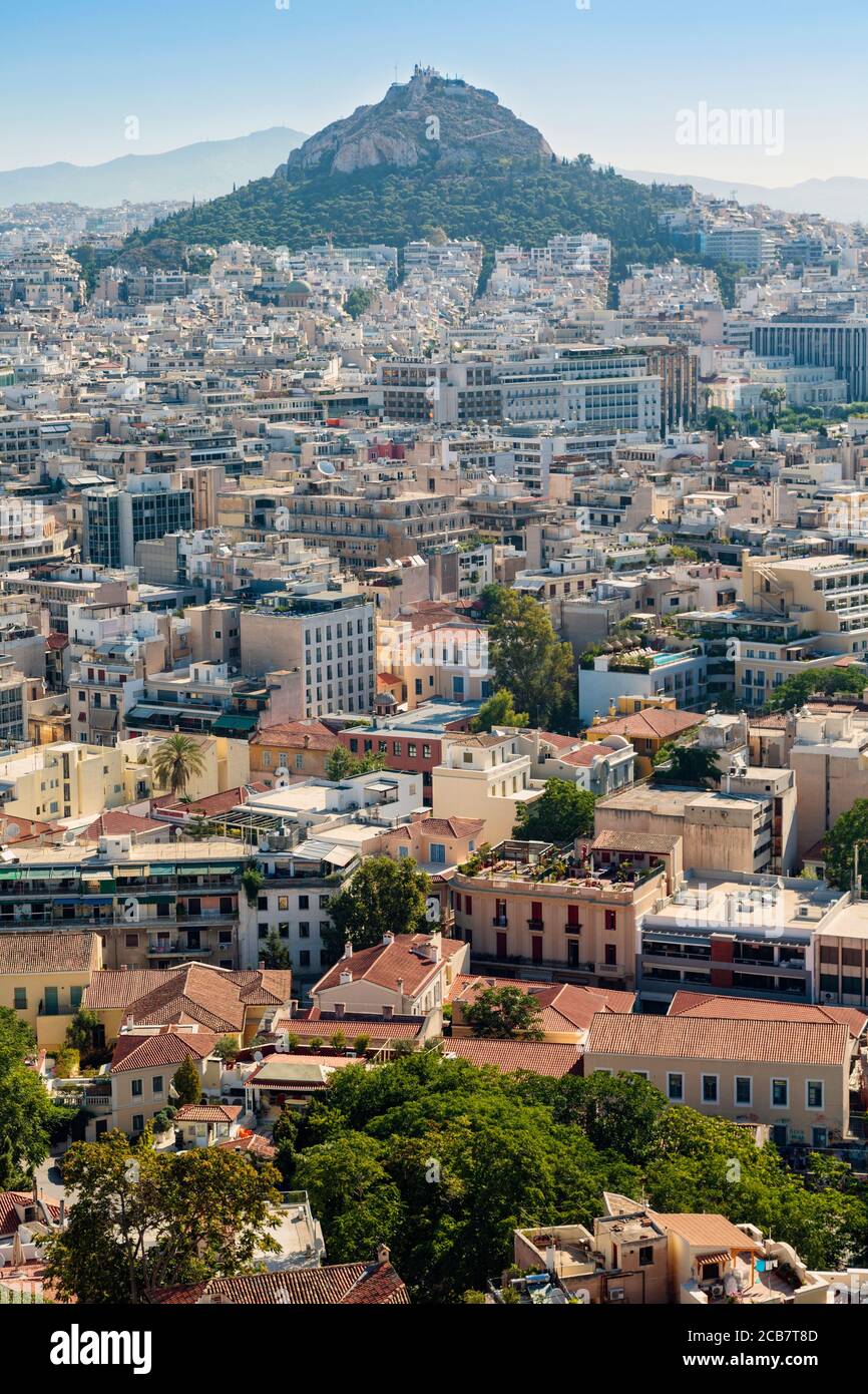 Atene, Attica, Grecia. Vista su Atene dall'Acropoli al Monte Licabetto (Lycabettos o Lykabettos o Lykavittos) alto 277 metri Foto Stock