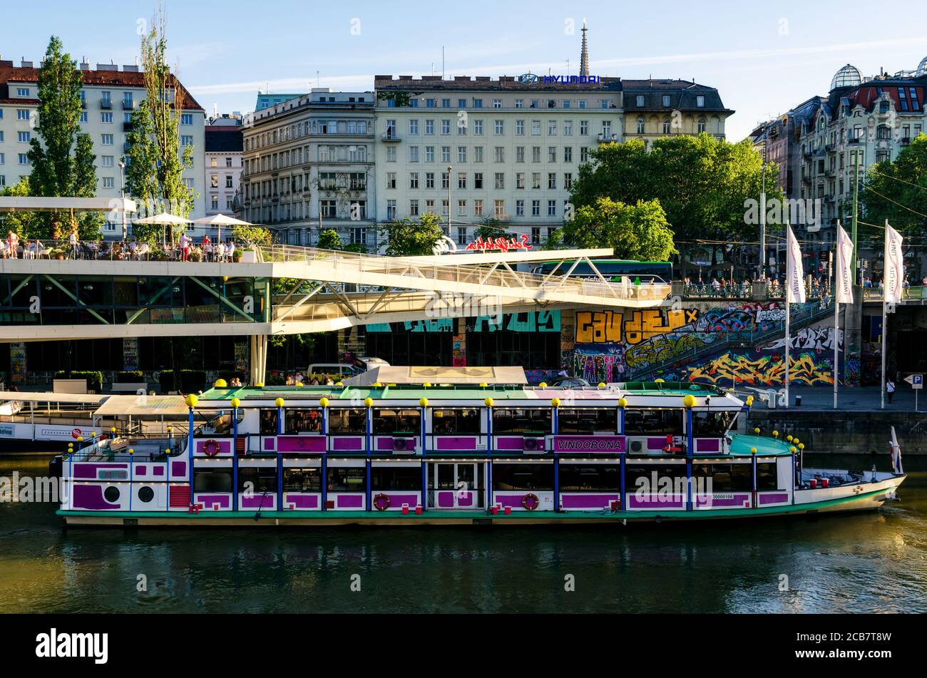 VIENNA, AUSTRIA - 18 MAGGIO 2017: Il canale del Danubio a Vienna (Austria) il 18 maggio 2017. In primo piano un traghetto turistico Foto Stock