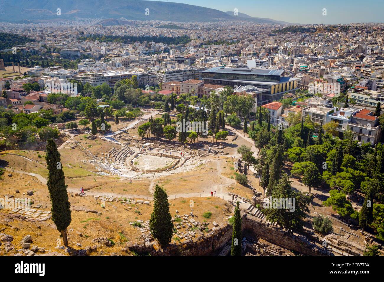 Atene, Attica, Grecia. Teatro di Dionysos, visto dall'Acropoli. Il teatro è considerato il luogo di nascita della tragedia greca. Foto Stock