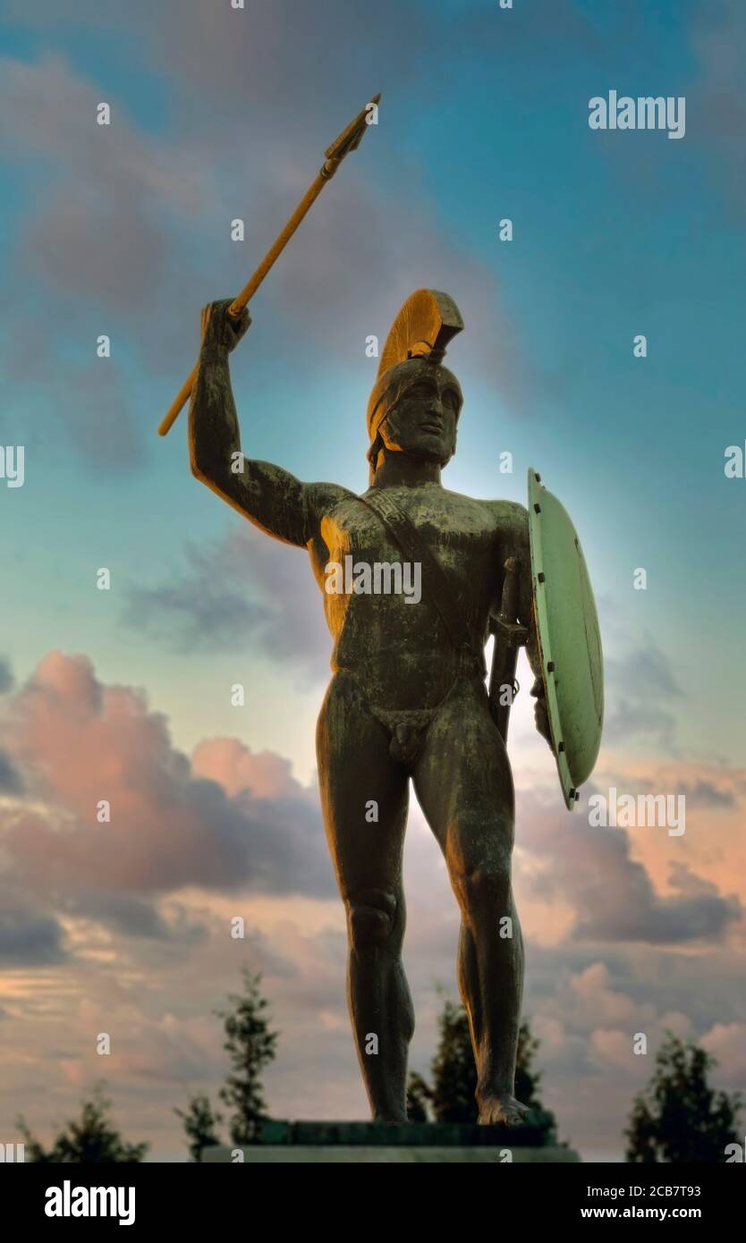 Vicino a Kamena Vourla, Grecia centrale, Grecia. Statua di Leonidas sul monumento che celebra la battaglia di Thermopylae che ha avuto luogo durante il Grec Foto Stock