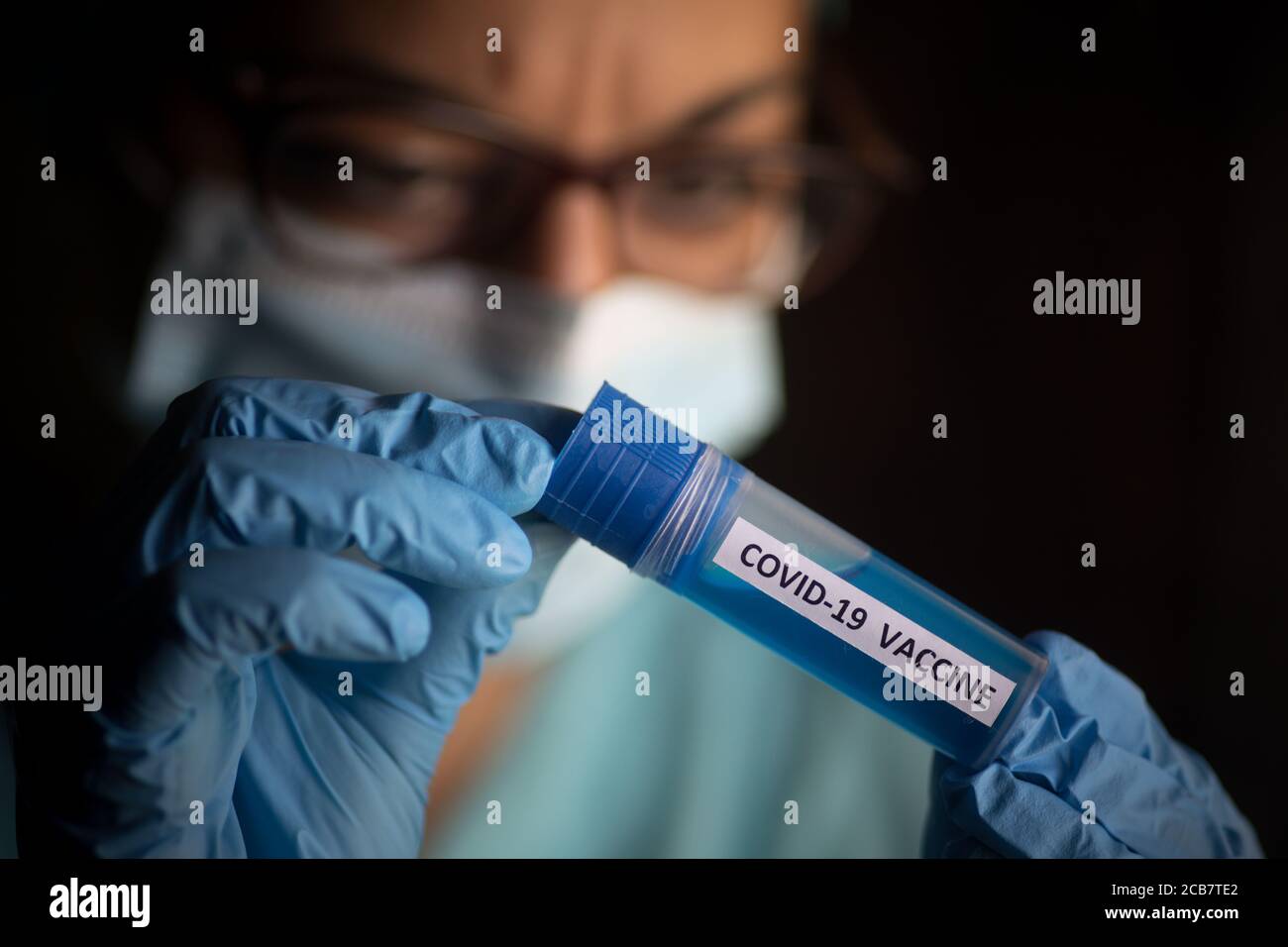 Immagine concettuale di un infermiere che detiene un ricevente con il vaccino COVID-19 per il coronavirus. Foto Stock