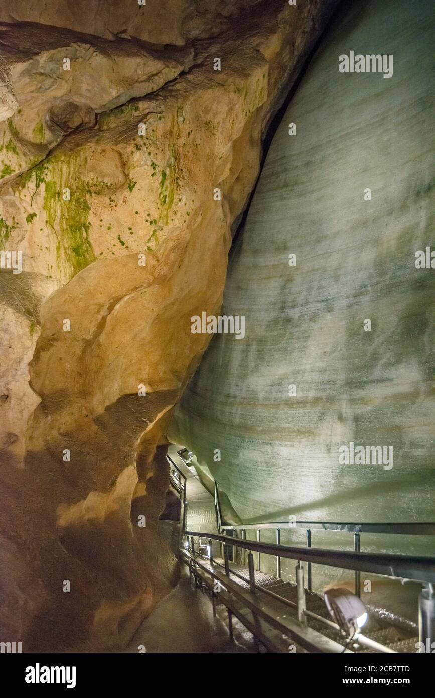 Passerella in metallo tra formazioni rocciose e ghiacciate, Grotta di ghiaccio di Dobsinska, Parco Nazionale del Paradiso Slovacco, Regione di Kosice, Slovacchia Foto Stock