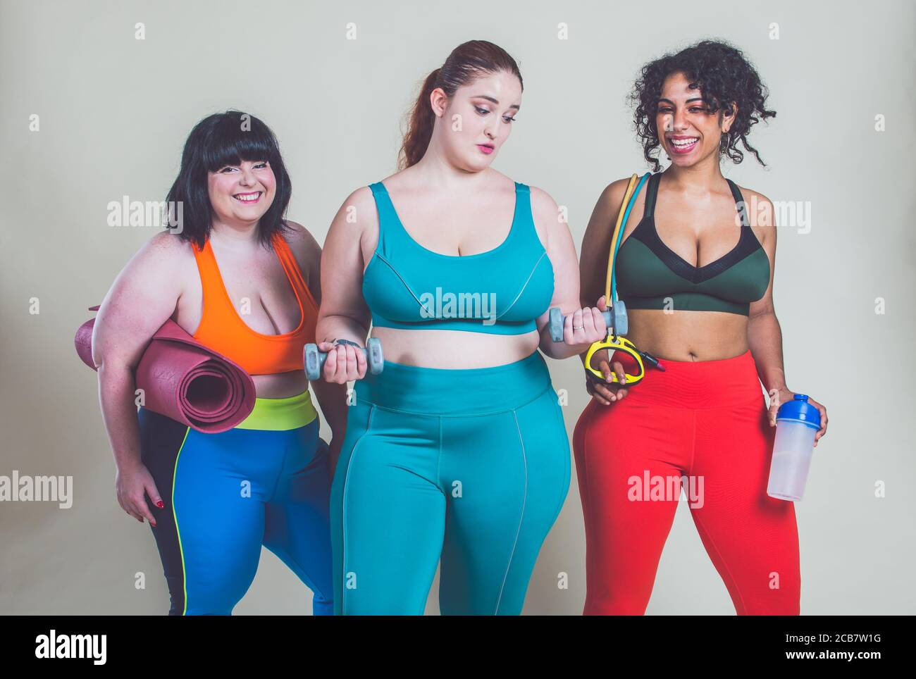 Più le donne di taglia che fanno sport e fitness. Ritratti di studio con ragazze multietniche curvy Foto Stock