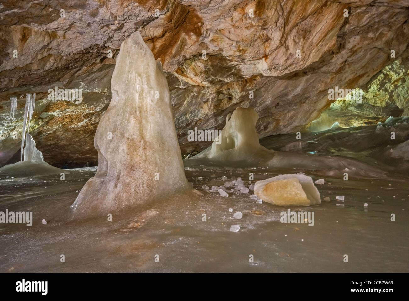 Stalattiti e stalagmiti di ghiaccio, Grotta di ghiaccio di Dobsinska, Parco Nazionale Paradiso Slovacco, Regione di Kosice, Slovacchia Foto Stock