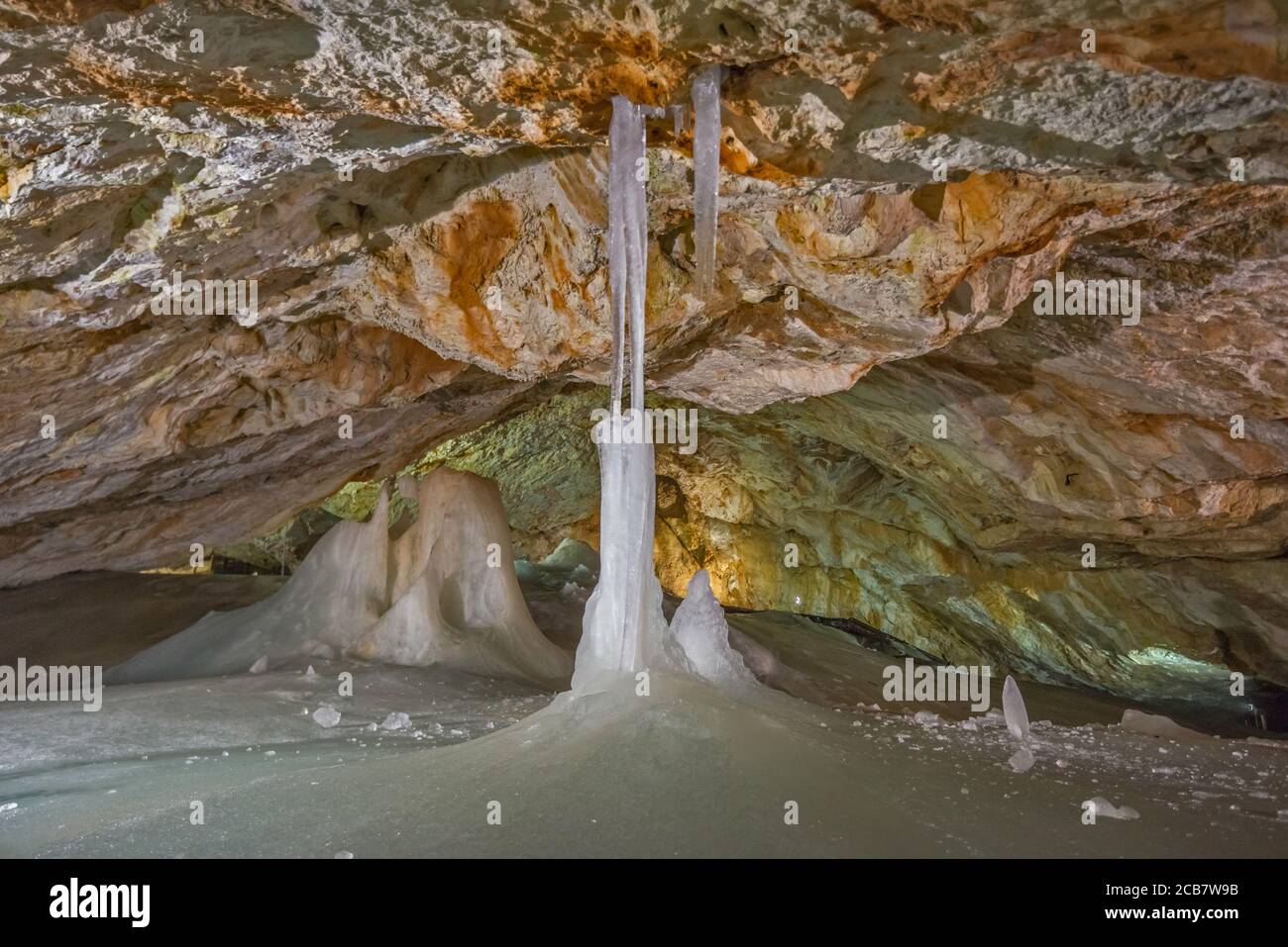 Stalattiti di ghiaccio, stalagmiti e colonna, Grotta di ghiaccio di Dobsinska, Parco Nazionale Paradiso Slovacco, Regione Kosice, Slovacchia Foto Stock