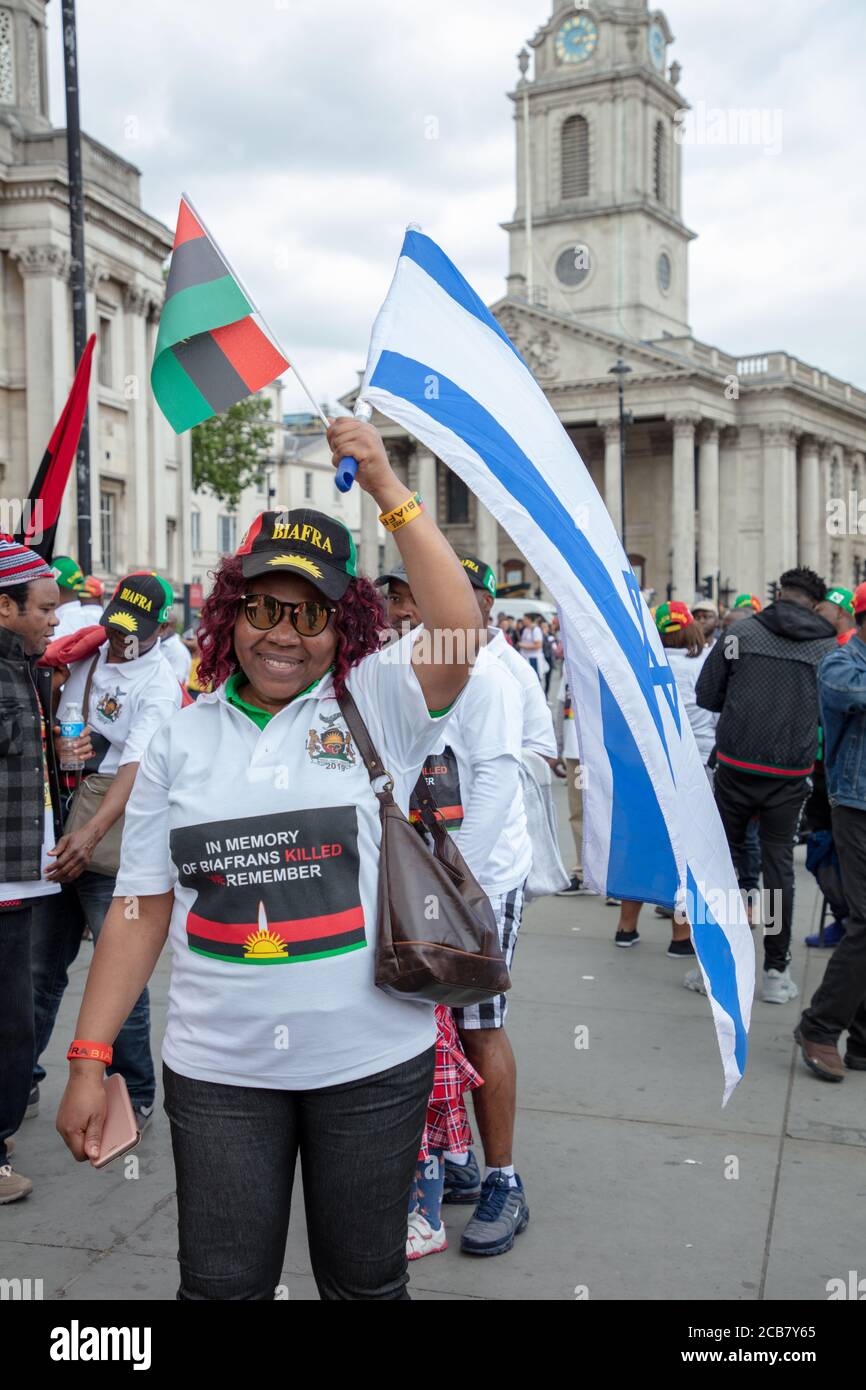 Un protestore che partecipa alla giornata annuale del ricordo dei problemi di Biafra durante la guerra civile nigeriana, vista su Trafalgar Square, Londra. Foto Stock