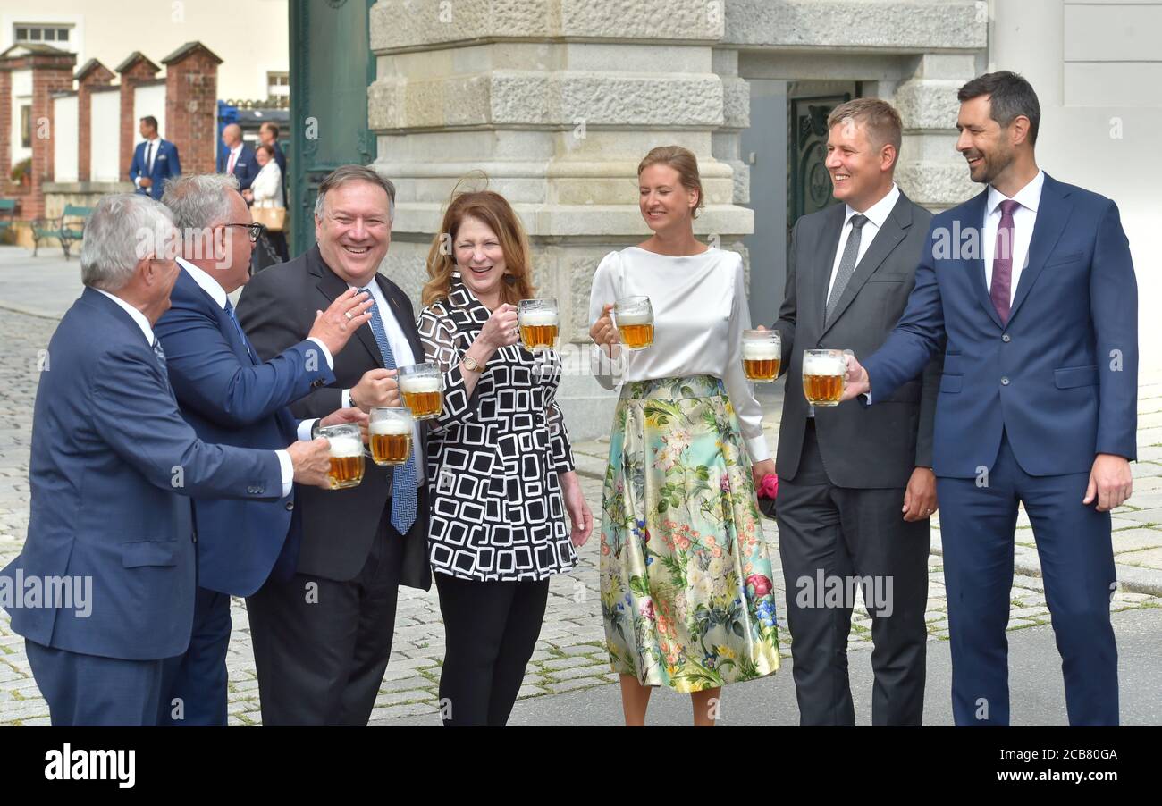 Pilsen, Repubblica Ceca. 11 Agosto 2020. Da Ambasciatore di sinistra nella Repubblica Ceca Stephen King, Vaclav Berka (Capo Brewmaster), Segretario di Stato degli Stati Uniti Mike Pompeo, sua moglie Susan Pompeo, Iva Petrickova moglie del Ministro degli Esteri ceco Tomas Petricek (2° a destra) e Direttore della Birreria Pavel Semik Taste Pilsner Urquell (birra) nella fabbrica di Pilsen, Repubblica Ceca, 11 agosto 2020. Credit: Slavomir Kubes/CTK Photo/Alamy Live News Foto Stock