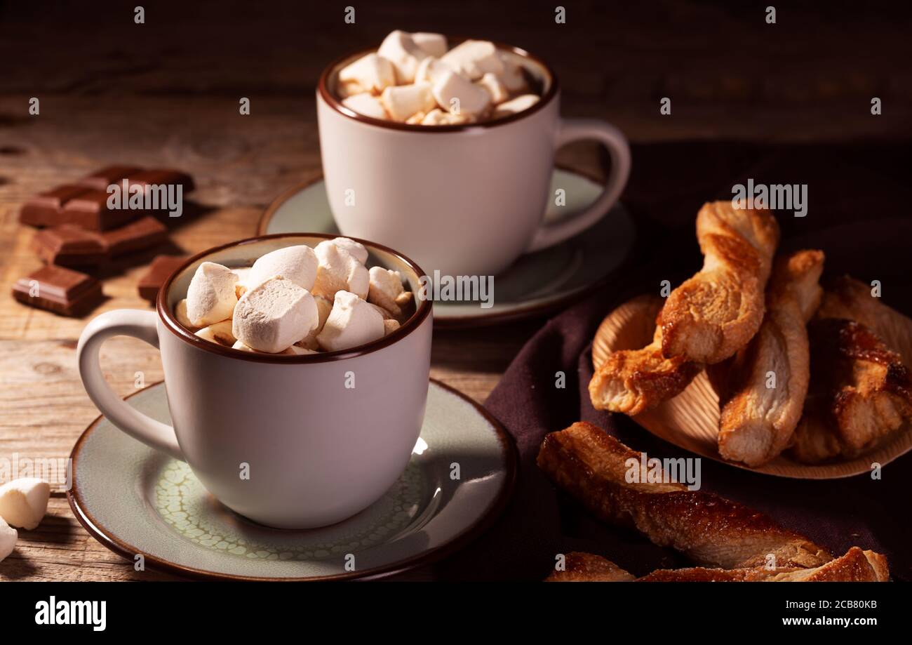 Cioccolata calda con cannella e marshmallow su sfondo di legno Foto Stock