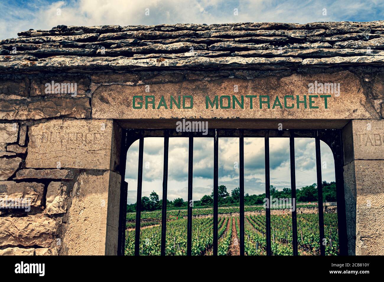 LE MONTRACHET retro stile vintage cancello d'ingresso in pietra per il miglior vino bianco Chardonnay nel mondo il vigneto Grand Montrachet Grand Cru, Puligny-Montrachet, Côte d'Or, Francia. [Côte de Beaune Grand Cru] Foto Stock