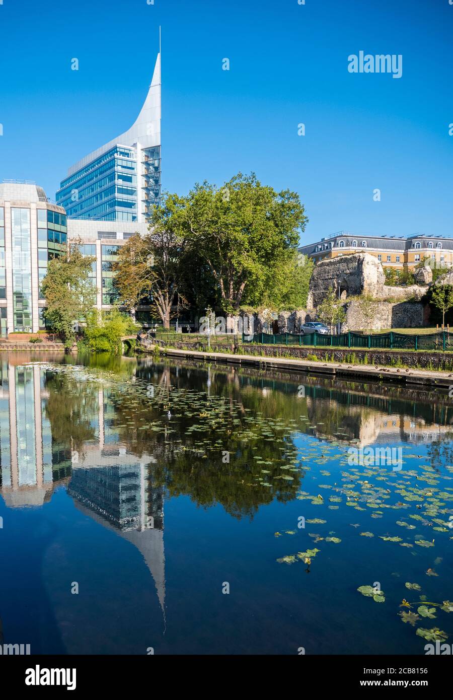 Il Blade Building, accanto al Kennett e Avon Canal, Reading, Berkshire, Inghilterra, Regno Unito, GB. Foto Stock