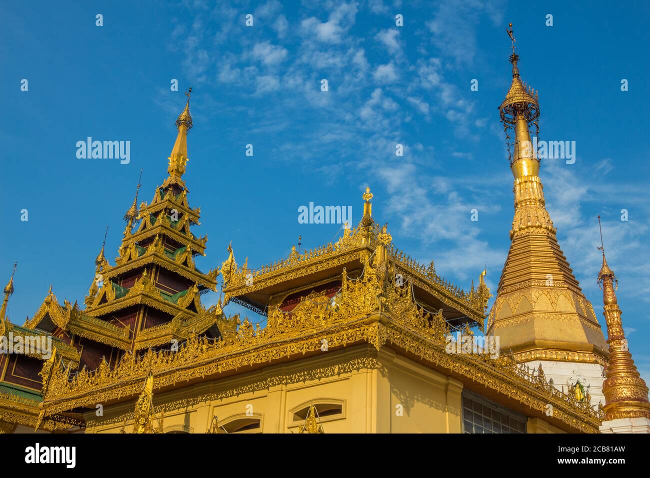 Un tempio buddista dorato al sole serale a Yangon, Myanmar Foto Stock