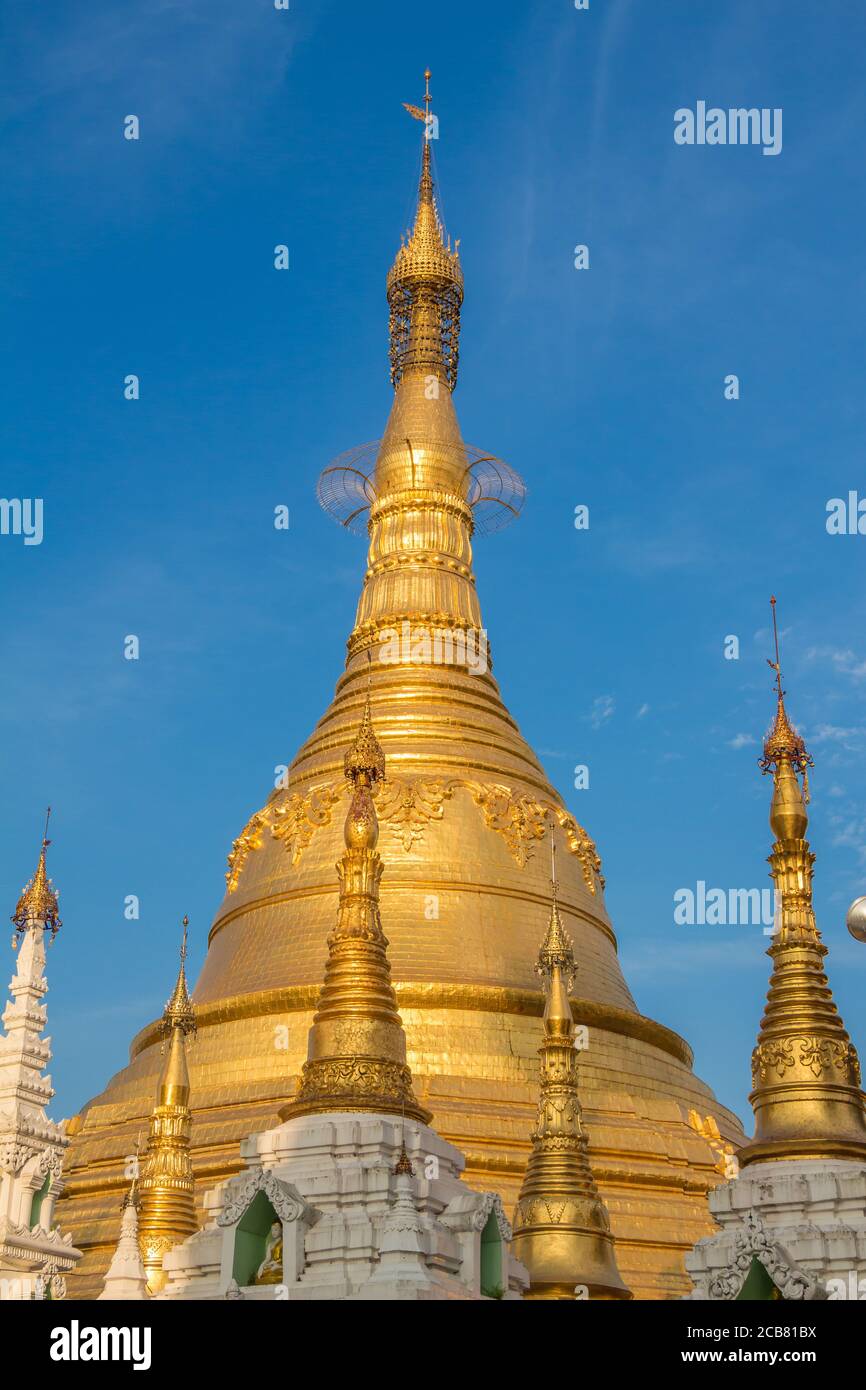 Lo stupa della Pagoda di Shwedagon nella luce del sole di sera, a Yangon, Myanmar Foto Stock