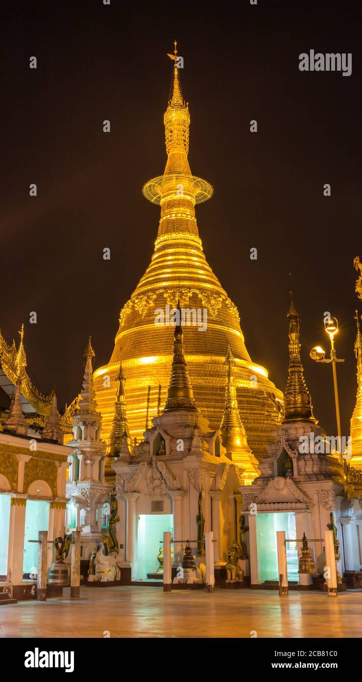 La Pagoda Shwedagon a Yangon illuminata di notte, in Myanmar Foto Stock