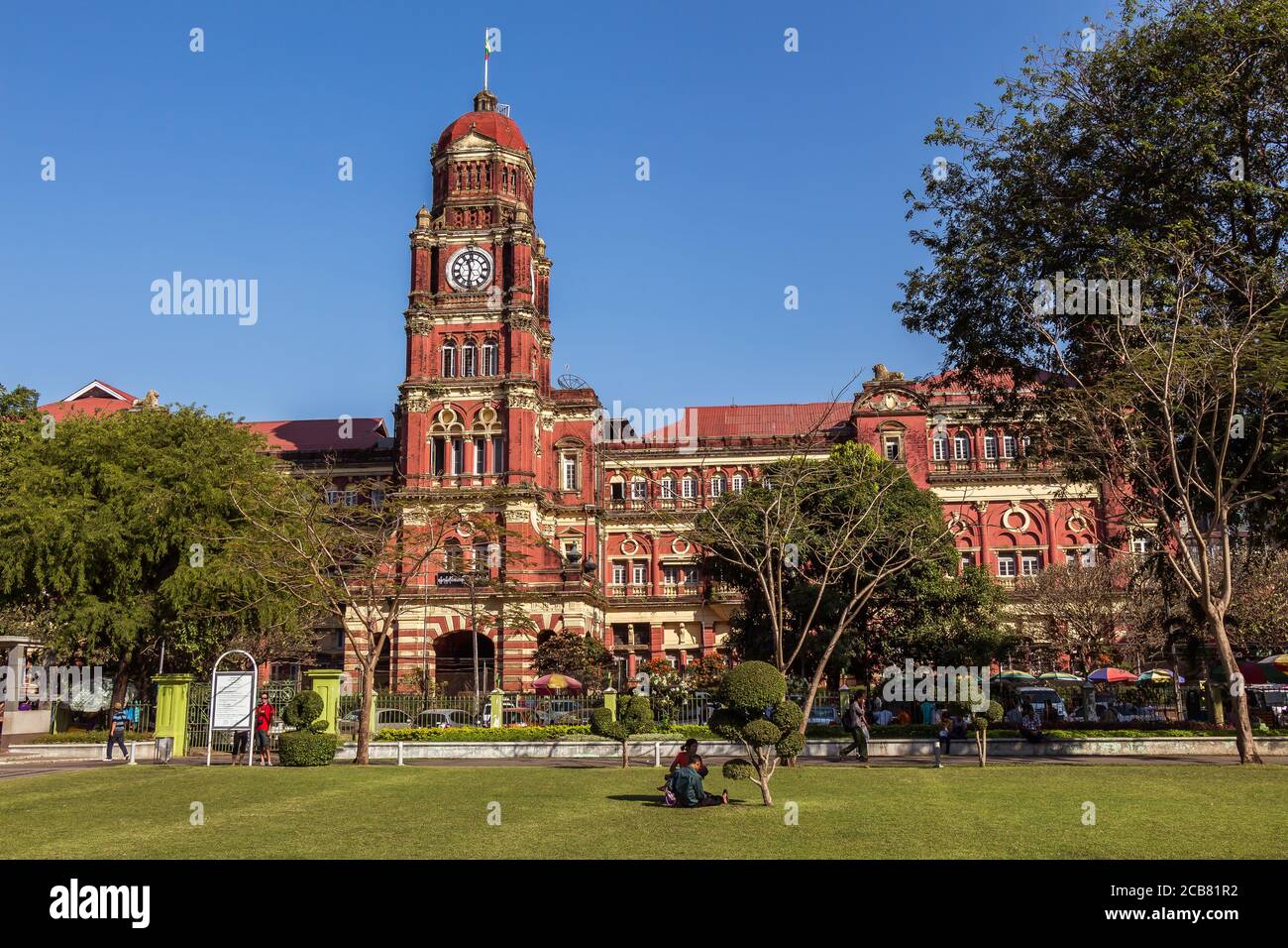 Yangon, Myanmar - 18 dicembre 2017: Il mattone rosso Yangon High Court edificio coloniale, a Maha Bandula Garden, Yangon, Myanmar Foto Stock