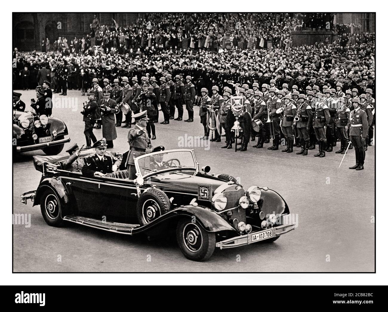 Adolf Hitler del 1940 nella sua limousine Mercedes all'aperto saluta La folla tedesca in una sfilata di vittoria a Berlino dopo La sua vittoriosa invasione della Francia la sua personale Liebstandarte SS 1 Panzer Division in primo piano seconda Guerra Mondiale Foto Stock Adolf Hitler del 1940 nella sua limousine Mercedes all'aperto saluta La folla tedesca in una sfilata di vittoria a Berlino dopo La sua vittoriosa invasione della Francia la sua personale Liebstandarte SS 1 Panzer Division in primo piano seconda Guerra Mondiale Foto Stock