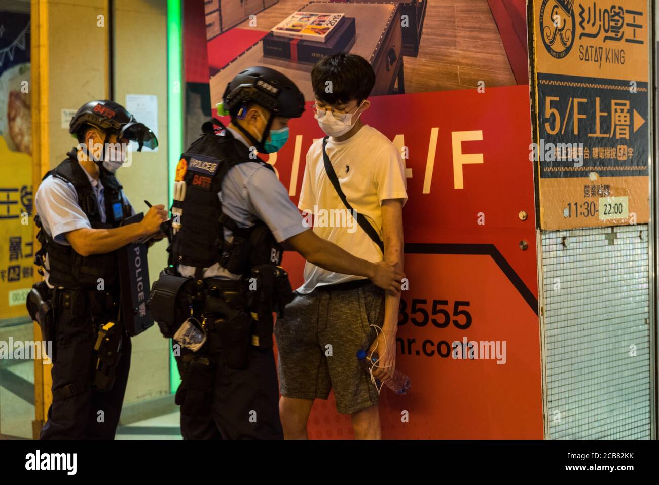 Hong Kong, Cina. 11 Agosto 2020. Un giovane è fermato e cercato dalla polizia sommossa fuori del centro commerciale Langham Place, a Mongkok, dopo una protesta flashmob per sostenere Apple Daily. Credit: Marc R. Fernandes/ Alamy Live News Foto Stock