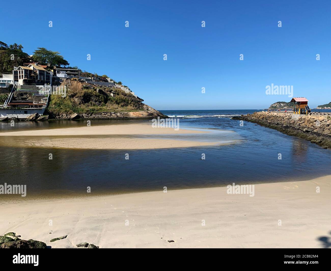 INQUINAMENTO - RIO: Nel tratto tra il canale Marapendi e la Quebra-Mar, sulla spiaggia di barra da Tijuca, si nota un forte inquinamento, Foto Stock