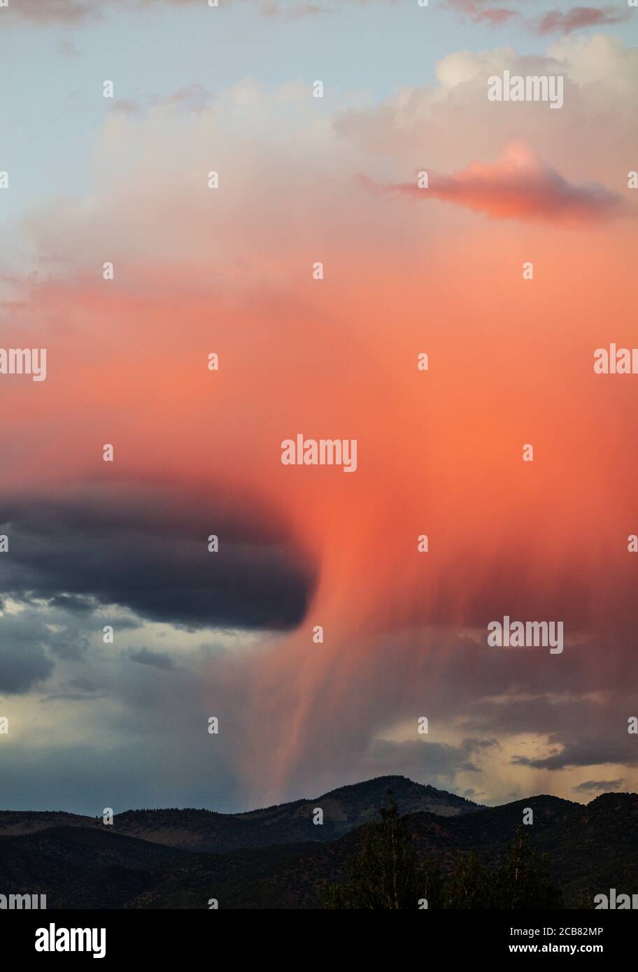 I pendii rosa riflettono il tramonto sulle Montagne Rocciose; Salida; Colorado; USA Foto Stock